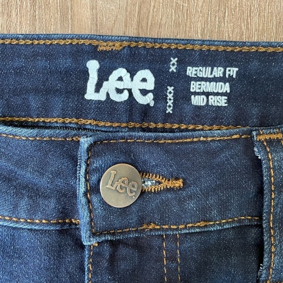 Lee Burmuda jean shorts ~ dark wash denim stretch ~ 9 in inseam women’s size 12M - Picture 5 of 13